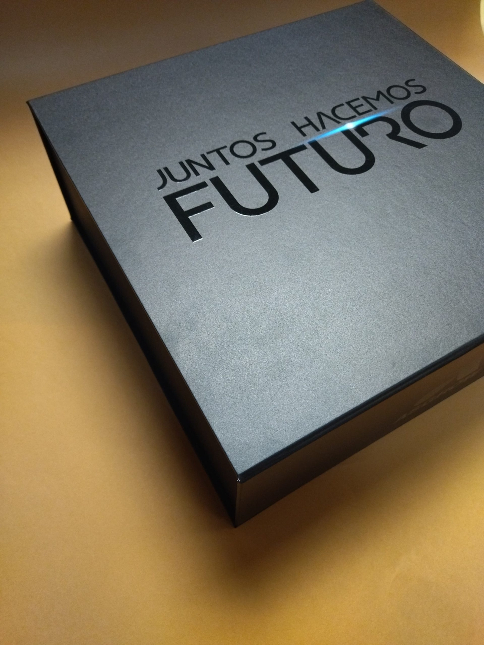 Caja rígida tipo carpeta | barniz a registro