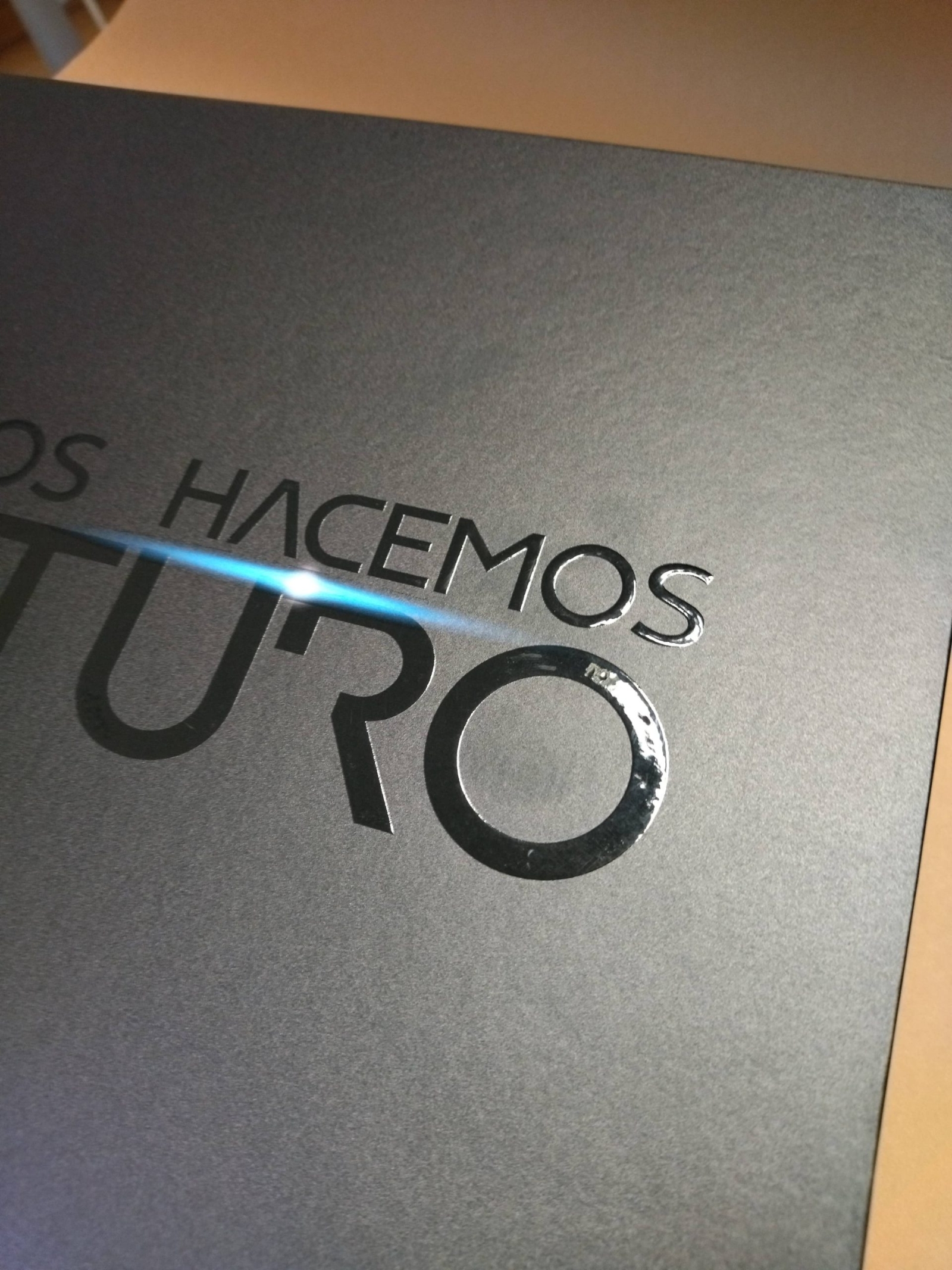 Caja rígida tipo carpeta | barniz a registro