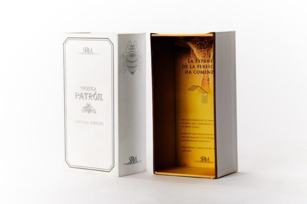 Caja deslizable con realce y hot stamping