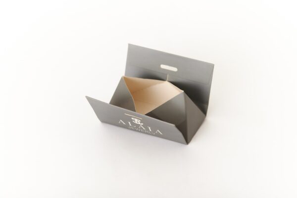 Caja triangular plegable