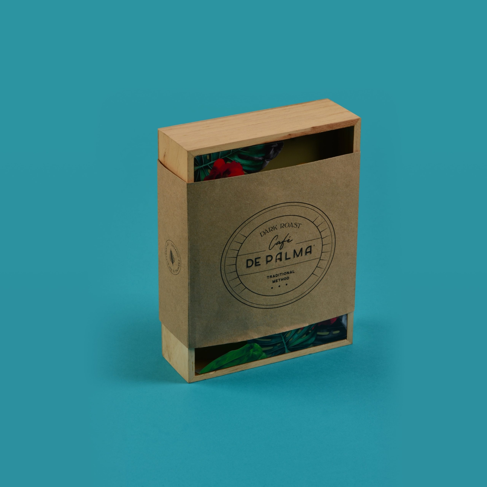 Caja de madera con figuras como insertos y cierre cintillo