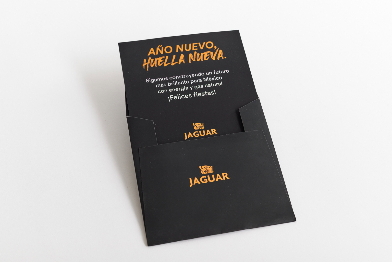 Invitación cuadrada con barniz a registro