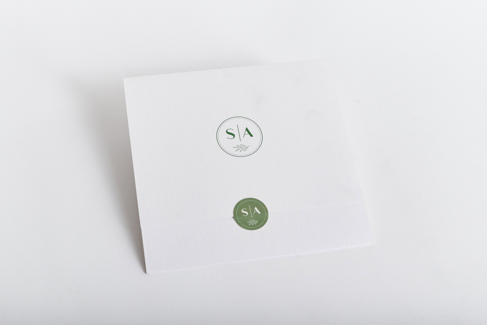 Invitaciones blancas elegantes