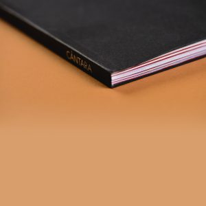 Libro de pasta blanda vertical con interiores texturizados