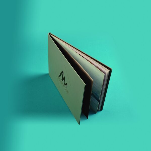 Libro pasta dura con letras doradas en portada